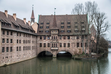 Naklejka premium mittelalterlicher Brücke in Nürnberg mit Spiegelung im Fluss