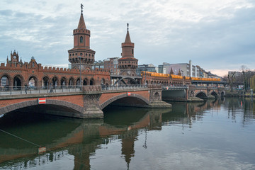 Fototapeta na wymiar Oberbaumbrücke: Die historische Oberbaumbrücke verbindet die Berliner Stadtteile Kreuzberg und Friedrichshain und führt über die Spree.