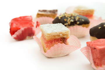 Mix di pasticcini su fondo bianco