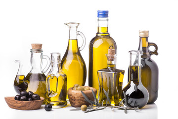 insieme di bottiglie con olio di oliva