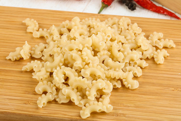 Raw macaroni heap