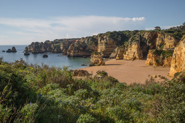 Fototapeta na wymiar traumhafte, menschenleere Algarve Küste mit leuchtenden Felsen und glasklarem Meer