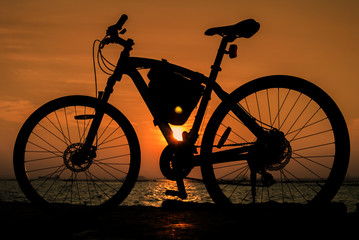 Fototapeta na wymiar Silhouette bicycle with sunset sky
