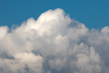 blauer Himmel mit weissen Wolkengebirge