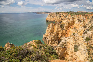 Fototapeta na wymiar traumhafte Urlaubsstimmung an den farbenfrohen Stränden der Algarve, Portugal