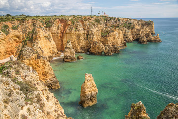 Traumhafte leuchtende Felsen an der Algarve Küste mit menschenleeren Stränden und blühenden Landschaften