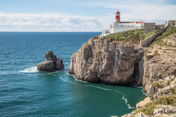 Fototapeta na wymiar Steilküste an der Cabo de Sao Vicente nahe Sagres, Algarve, Portugal mit malerischem Leuchtturm