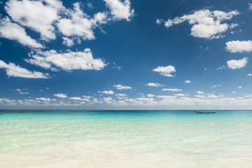 Obraz na płótnie Canvas white tropical beach in the caribbean sea