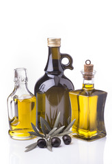 insieme di bottiglie con olio di oliva