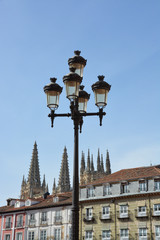 Fototapeta na wymiar farola antigua en la plaza mayor de Burgos