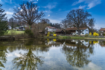 Fototapeta na wymiar Idyllisches Dorf mit Tümpel in Bayern