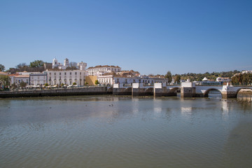 Fototapeta na wymiar Panorama von Tavira, Algarve mit alter Brücke und Altstadtkern