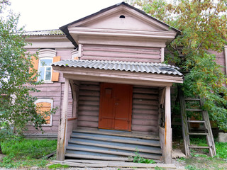 Casa rosa inclinada de madera 