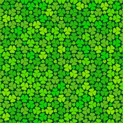 Seamless pattern with green clovers