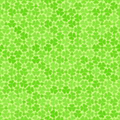 Seamless pattern with green clovers