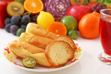新鮮な果物とパン