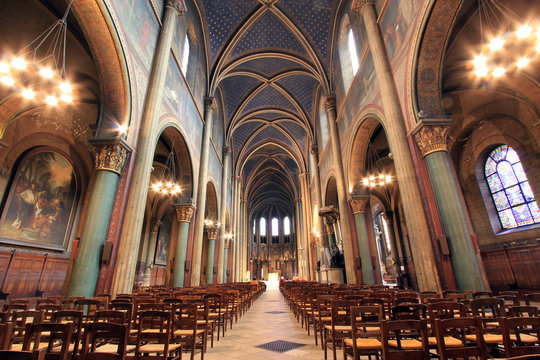 Int&eacute;rieur de la nef de l'&eacute;glise abbatiale de Saint-Germain-des-Pr&eacute;s &agrave; Paris 6&egrave;me