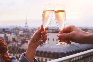 Foto auf Acrylglas zwei Gläser Champagner oder Wein, Paar in Paris, romantische Verlobungs- oder Jubiläumsfeier © Song_about_summer