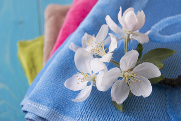 Obraz na płótnie Canvas flowers and towels
