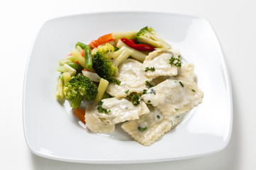 Creamy ravioli with vegetables
