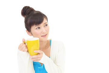 コーヒーを飲み寛ぐ女性