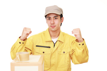 ガッツポーズの宅配人