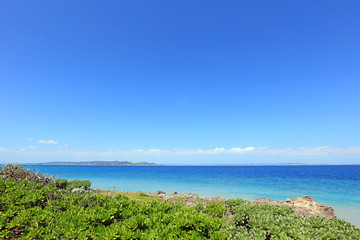 Fototapeta na wymiar 久高島の綺麗な海と夏空