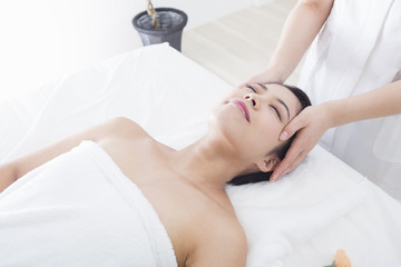 エステを受ける女性