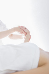 マッサージを受ける女性