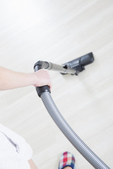 掃除機をかける女性