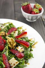 Spring salad with strawberries, rocket salad, parmesan cheese, w