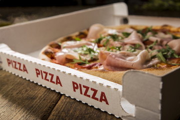 Détail de carton de pizza avec l& 39 écriture et la pizza qui peut être vue