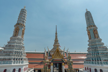 Teilansicht des Großen Palastes in Bangkok mit vor blauem Himmel