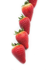 fila di fragole isolate su sfondo bianco