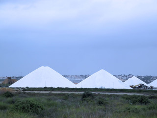 Fototapeta premium Salzberge bei den Salinen in Torrevieja Spanien