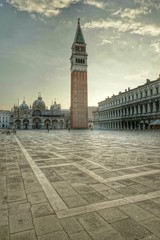 Fototapeta na wymiar Piazza San Marco mit Campanile und Markusdom in HDR