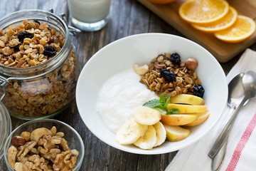 Healthy breakfast bowl with yogurt and granola