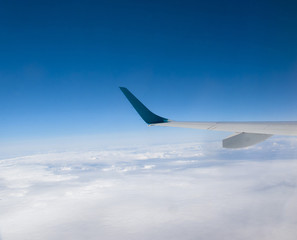 Obraz premium veduta dell'ala di un aereo in volo e nuvole.