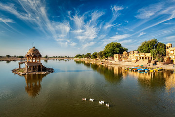 Fototapeta na wymiar Indian landmark Gadi Sagar in Rajasthan