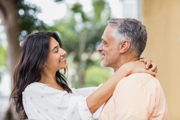 Obraz premium Couple looking each other while embracing