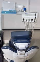 Stuhl und Mundspülbecken beim Zahnarzt