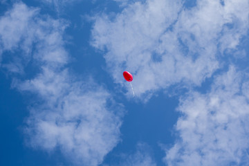Herzballon am Himmel