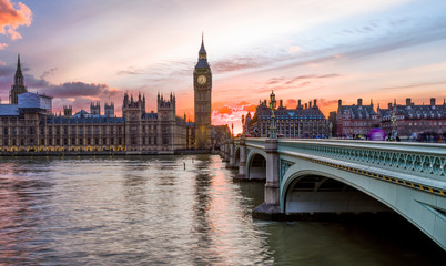 Fototapeta na wymiar Sonnenuntergang über der City of Westminster in London