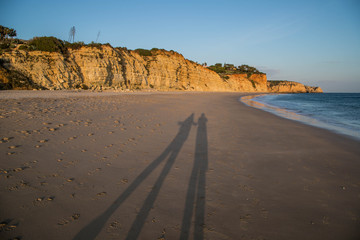 traumhafte Algarve Küste mit weißen Stränden und schöner Natur