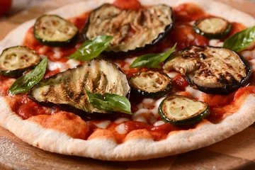 Crédence de cuisine en verre imprimé Pizzeria pizza vegetariana con verdure grigliate