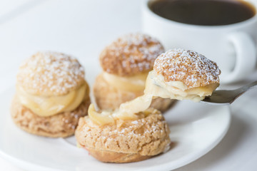 eating cake shu with a fork