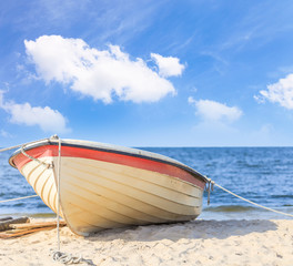 Fototapeta premium Ein kleines Boot am Sandstrand - auf der Insel Usedom