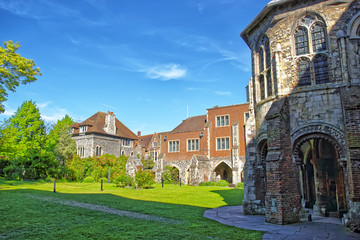 Fototapeta na wymiar Small ancient houses next to Canterbury Cathedral in Canterbury