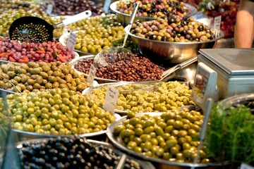 Foto auf Acrylglas Vorspeise Marktstand mit frischen Antipasti Oliven 