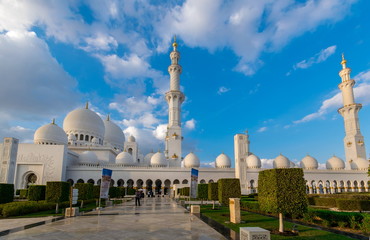 Fototapeta na wymiar ABU DHABI, UAE - FEBRUARY 01: Sheikh Zayed Grand Mosque, Abu Dha